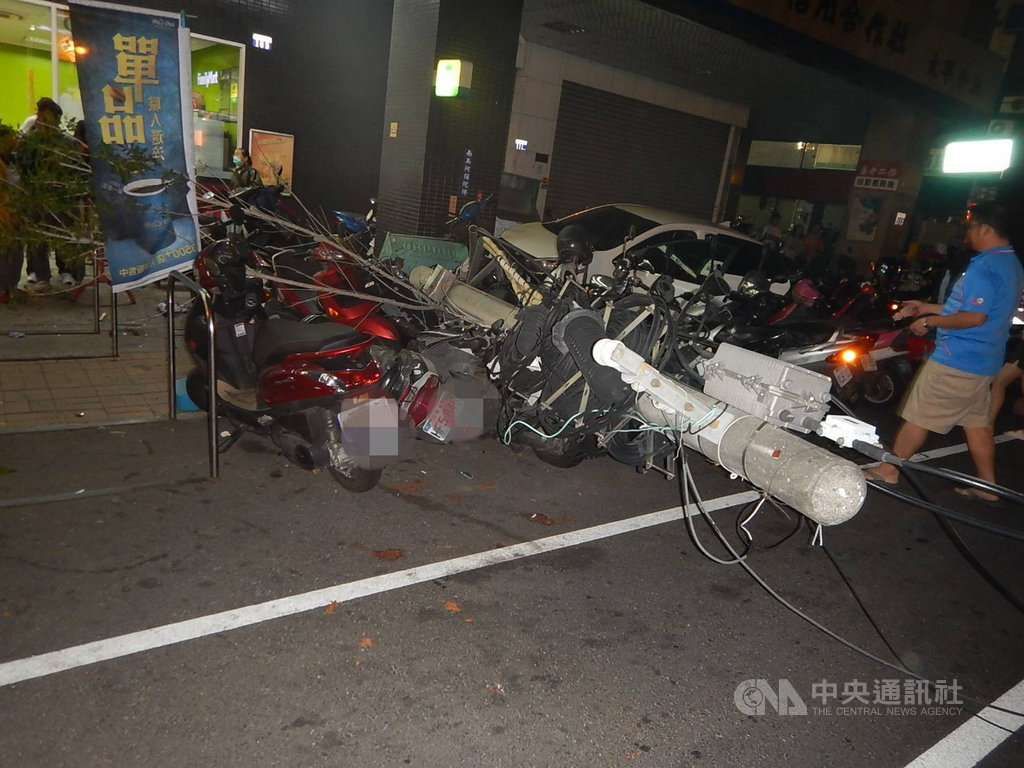 29歲董姓男子15日凌晨開車與妻子發生爭執,行經台中市太平區樹孝路失控撞擊路旁18輛機車與電線桿,現場一片狼藉,幸未波及其他民眾。(翻攝畫面)中央社記者蘇木春傳真 109年2月15日