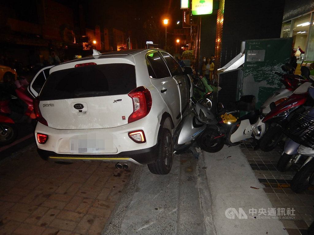 29歲董姓男子15日凌晨開車與妻子發生爭執,行經台中市太平區樹孝路失控撞擊路旁18輛機車與電線桿,董姓男子送醫後無大礙。(翻攝畫面)中央社記者蘇木春傳真 109年2月15日