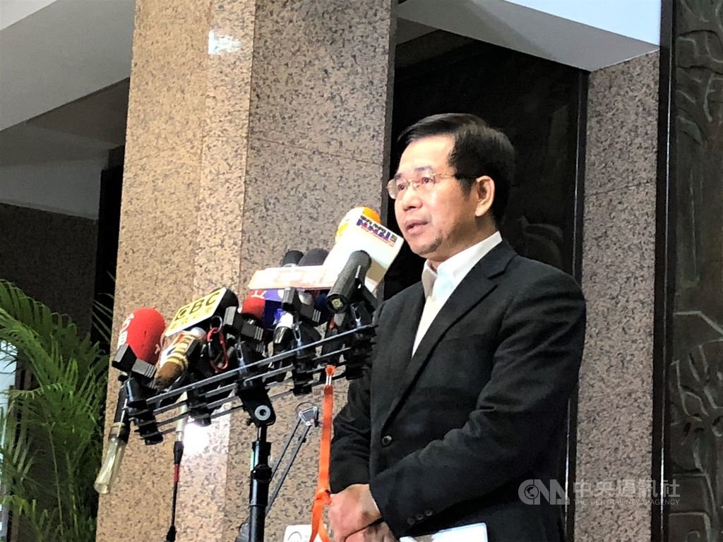 中小學即將開學,因應武漢肺炎疫情,教育部長潘文忠15日上午說明防疫物資準備情形。中央社記者陳至中台北攝 109年2月15日