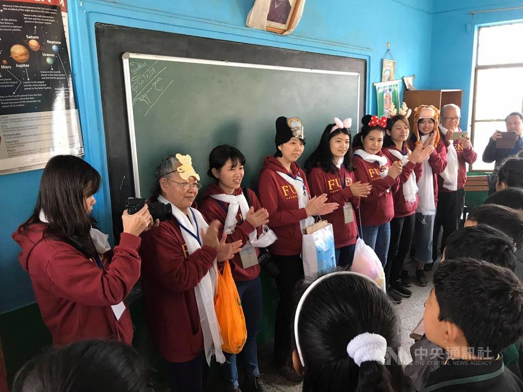 輔大「輔印星空」志工師生12日與德里圖博小學藏族小學生一起同樂,且帶領他們做健康操。(輔大輔印星空海外服務學習團隊提供)中央社記者康世人新德里傳真 109年2月15日