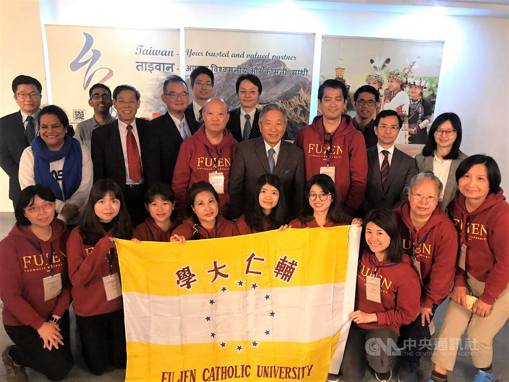 輔大「輔印星空」海外服務學習團14日拜會駐印度代表處,與駐印度代表田中光(2排右4)等人合影。(輔大「輔印星空」海外服務學習團隊提供)中央社記者康世人新德里傳真 109年2月15日