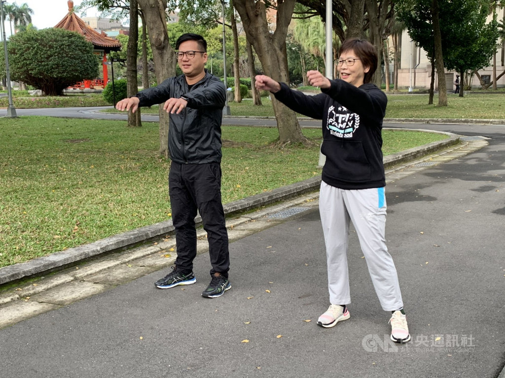 民眾黨立委蔡壁如(右起)、邱臣遠15日上午前往228公園晨跑,宣傳民眾黨的優先法案,兩人在跑步前先拉筋暖身。中央社記者郭建伸攝 109年2月15日