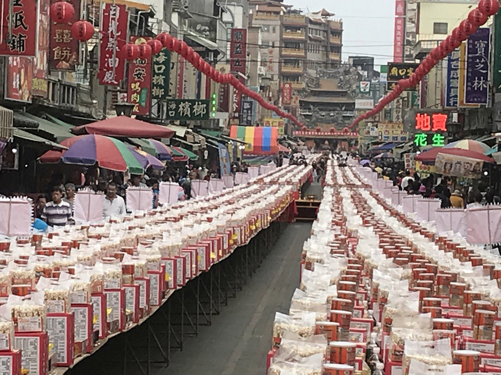 雲林縣北港朝天宮為全球武漢肺炎疫情祈福,今年特別擴大舉辦「除疫息災梁皇法會」,現場逾4000桌普渡,創下歷年最大驅疫法會紀錄,場面壯觀。 中央社記者姜宜菁攝 109年2月15日