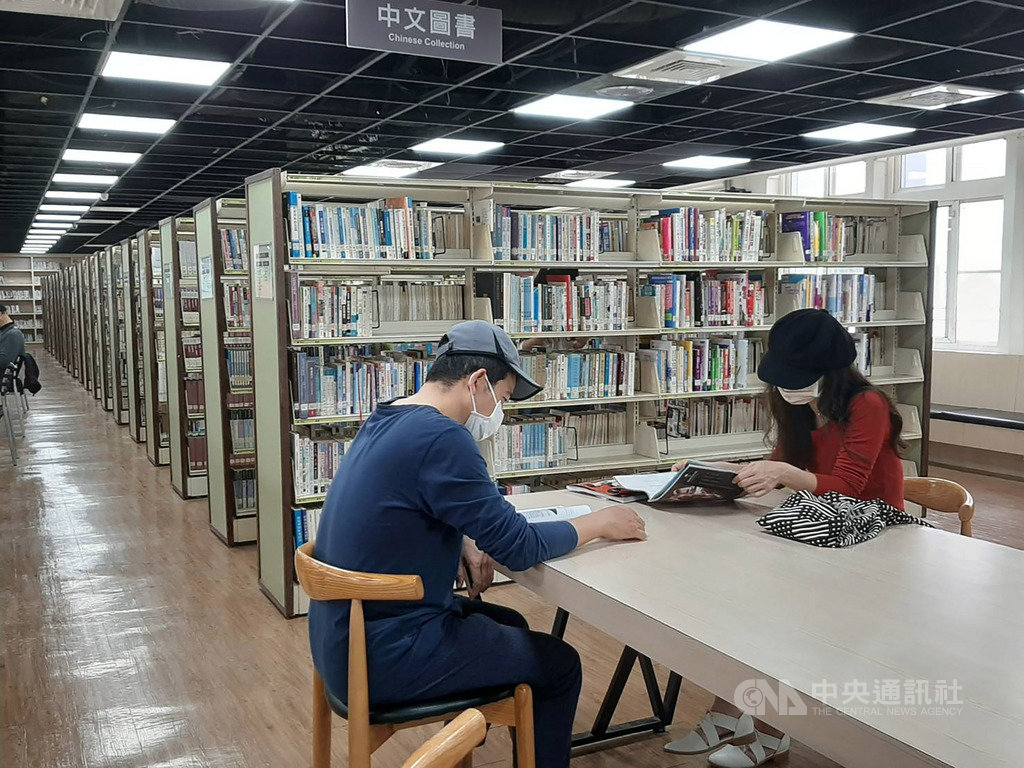 嘉義市文化局指出,受武漢肺炎疫情影響,各級學校寒假延長,到圖書館溫書的學生並未因疫情減少,圖書館除每日定時清潔消毒外,書架、公共區域也會不定時加強,出入口並放置酒精、乾洗手供民眾使用。(嘉義市文化局提供)中央社記者黃國芳傳真 109年2月15日