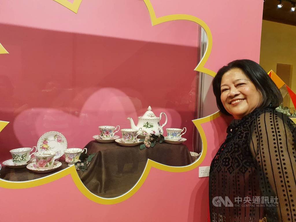 國民黨籍屏東縣議員何春美收藏了2000多組的咖啡杯組,她說,件件都是最愛,多組經典收藏目前正在「What