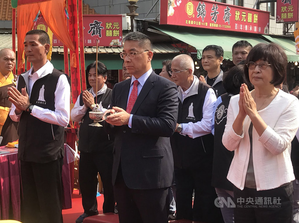 內政部長徐國勇(前中)15日到雲林縣北港朝天宮參加「除疫息災梁皇法會」,與民進黨籍立委蘇治芬(前右)等人一起祈福,希望台灣可以遠離瘟疫。中央社記者姜宜菁攝 109年2月15日