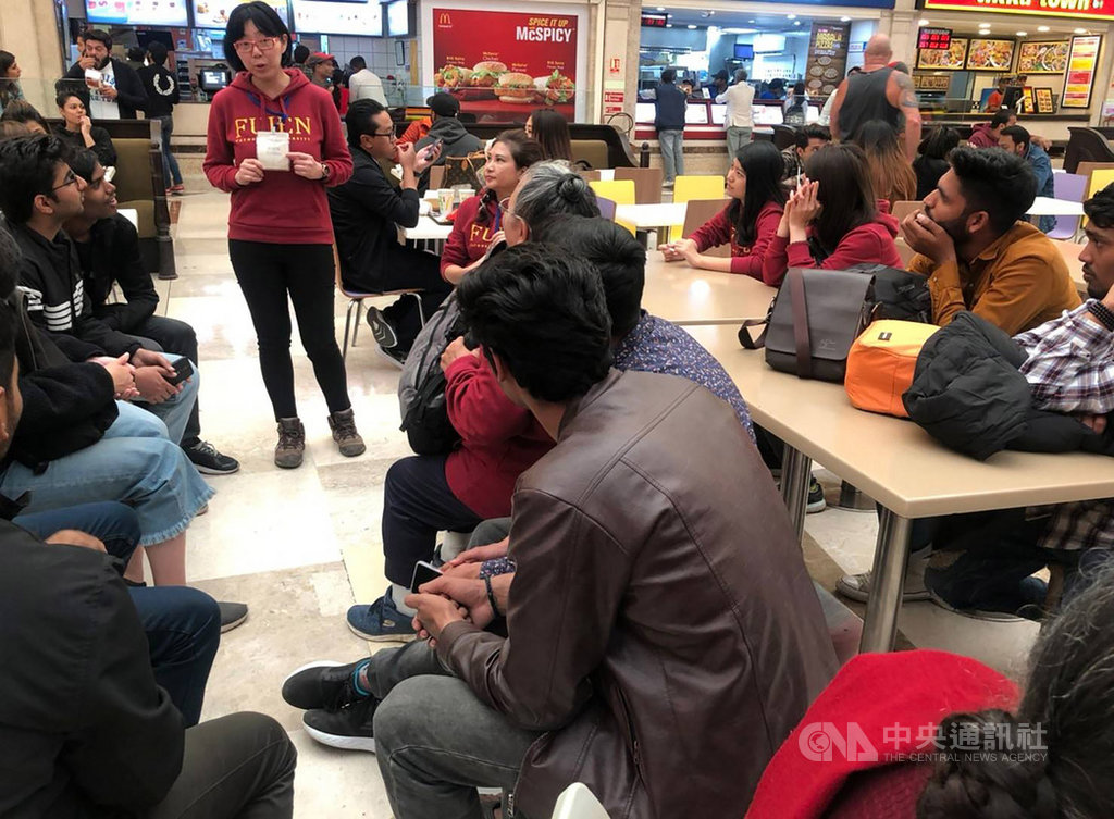 輔大「輔印星空」海外服務學習團14日在德里與尼赫魯大學學生交流。(輔大「輔印星空」海外服務學習團隊提供)中央社記者康世人新德里傳真 109年2月15日