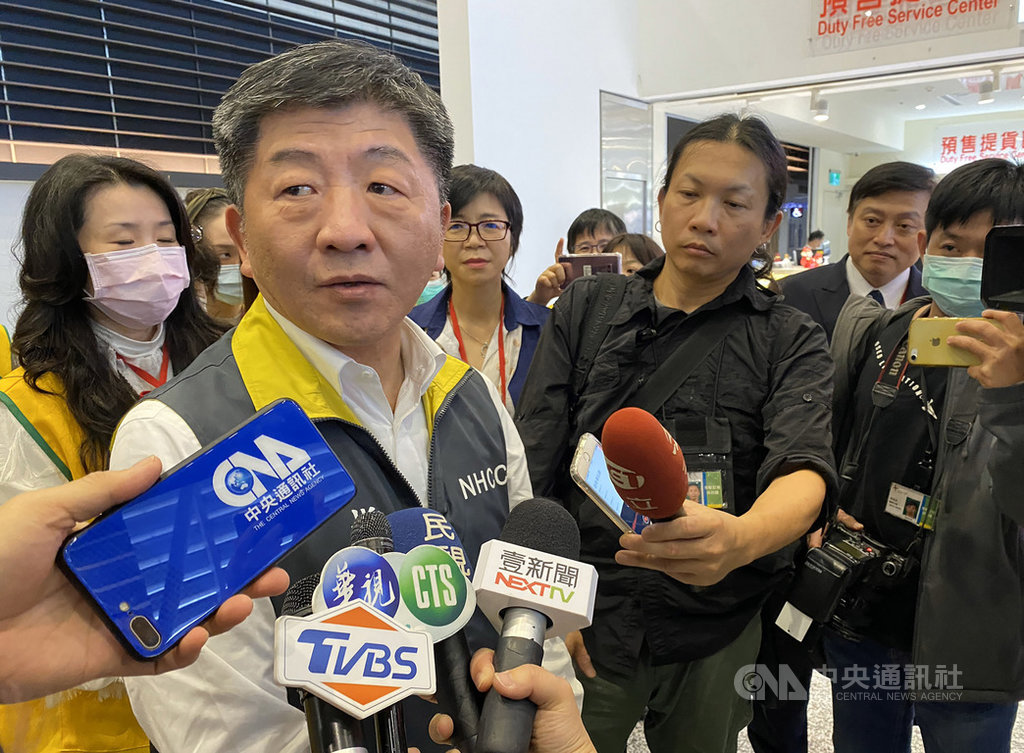 武漢肺炎疫情延燒,近來傳出有計程車駕駛拒載旅客等訊息,中央流行疫情指揮中心指揮官、衛福部長陳時中(前左)15日前往桃園機場訪視時特別呼籲,「對立或害怕是沒有必要的」。中央社記者邱俊欽桃園機場攝 109年2月15日