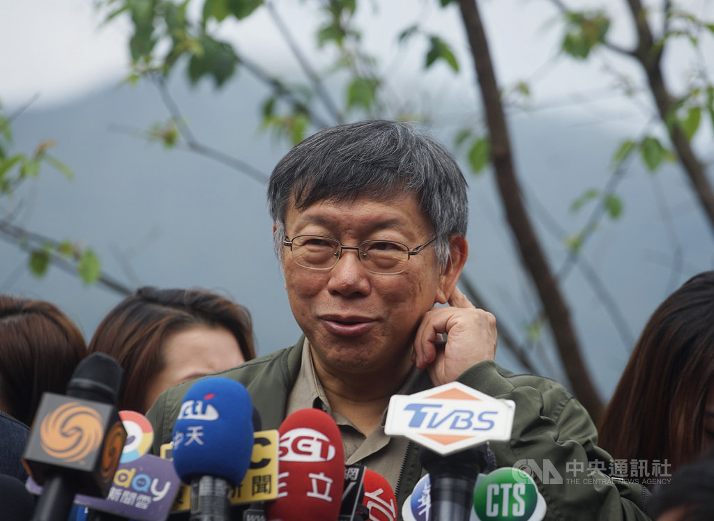 台北市長柯文哲15日出席2020陽明山花季開幕式,針對違反居家檢疫鬧失聯等情況受訪表示,台北市政府有討論對策、防止類似情況再發生,最重要還是大家要合作。中央社記者裴禛攝 109年2月15日