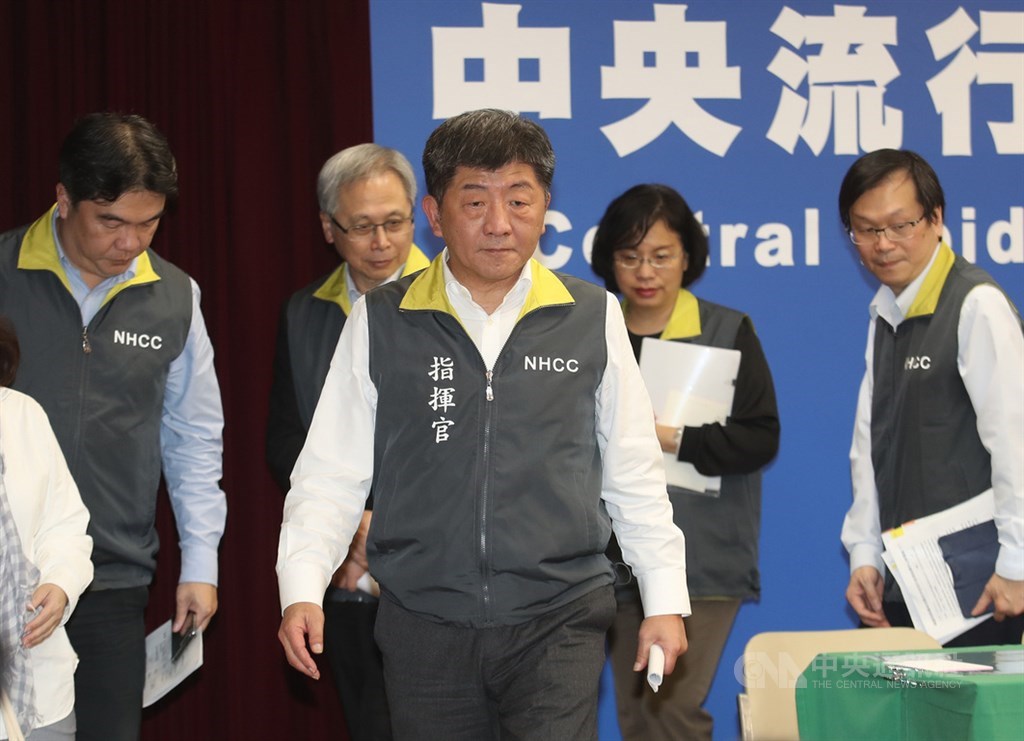 中央流行疫情指揮中心指揮官、衛福部長陳時中(前中)15日在記者會中宣布,台灣第10例武漢肺炎確診個案已於14日出院。中央社記者張新偉攝 109年2月15日
