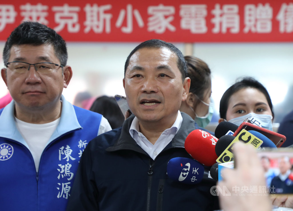 新北市長侯友宜(中)15日表示,他與衛福部長陳時中探訪烏來檢疫所時,向陳時中建議縮短武漢肺炎居家檢疫資料的通報時間,避免產生防疫空窗期。(市府提供)中央社記者黃旭昇新北傳真 109年2月15日