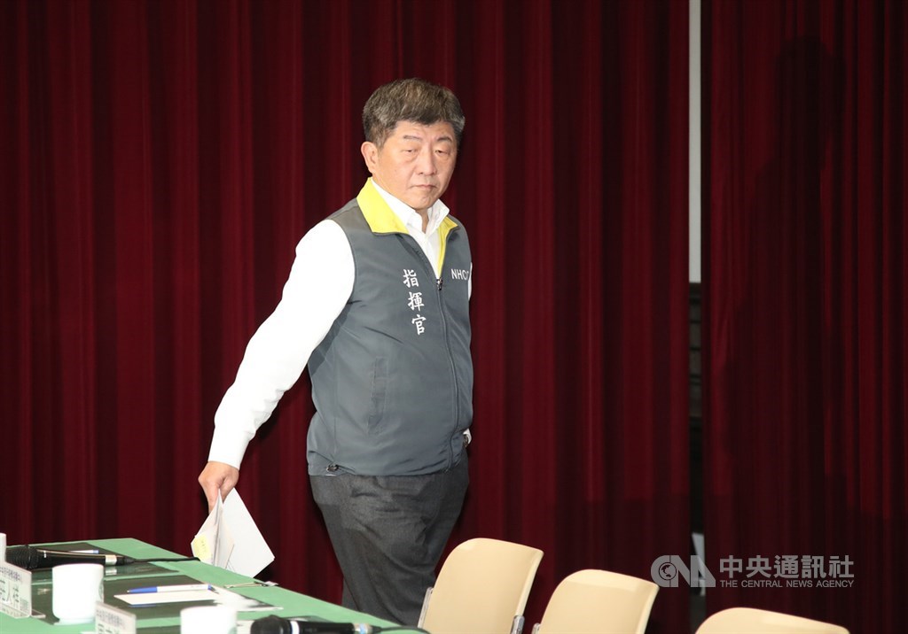 疫情指揮中心指揮官陳時中15日說,不遵從居家隔離及檢疫措施規定都會重罰,但畢竟隔離者是人、不是豬,希望社會鄰里幫忙他們所需。中央社記者張新偉攝 109年2月15日