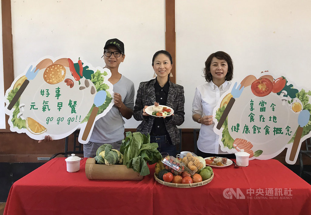 花蓮在地有機小農集結推動「花蓮好事集」,每週六固定營業,近期並推出限量的「好事元氣早餐」,農糧署東區分署長陳昌岑(中)、民進黨籍花蓮縣議員張美慧(右)及花蓮好事集理事長黃彥儒(左)15日一同為活力早餐宣傳。中央社記者張祈花蓮攝 109年2月15日