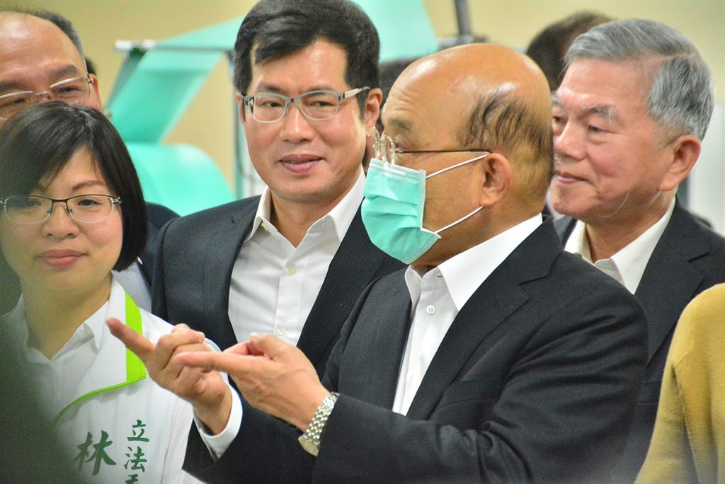 行政院長蘇貞昌15日宣布,交通部即日起將分配醫療口罩專案優先提供給第一線運輸服務人員購買。圖為蘇貞昌(前右)14日到新北市視察口罩設備生產新機組。中央社記者黃旭昇新北市攝 109年2月14日