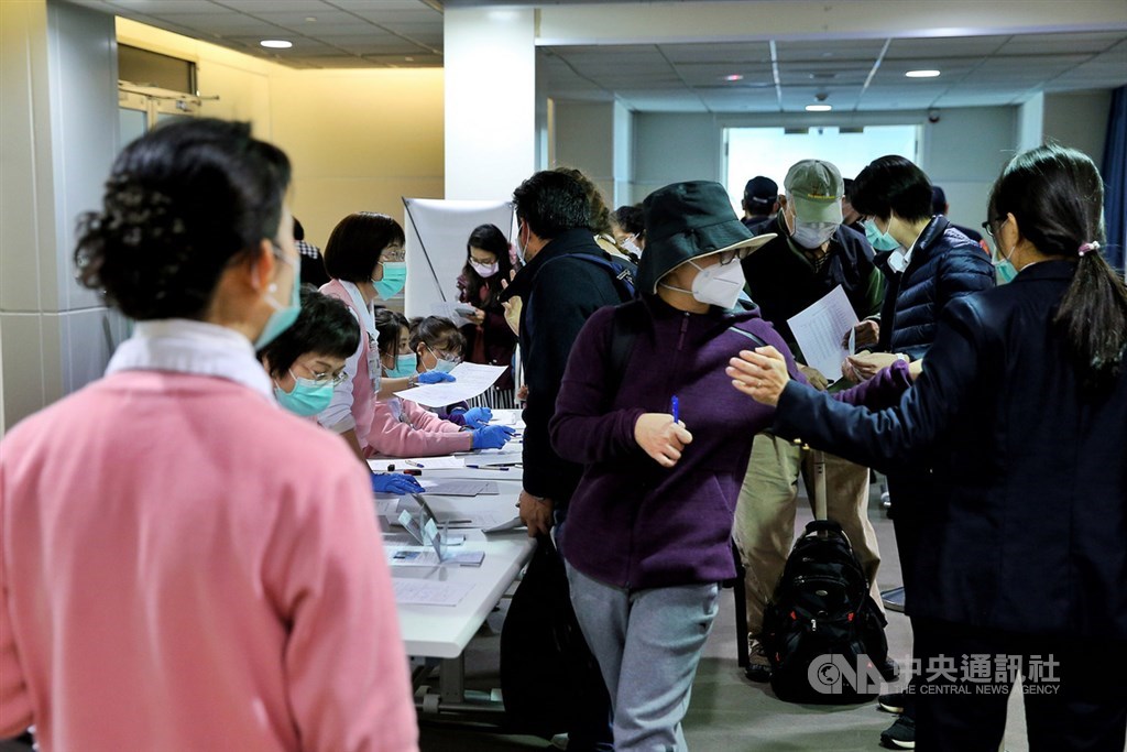 台北市民政局15日公布3名居家檢疫失聯民眾身分,分為台灣籍女子陳乙菲、譚國衡、從香港入境的男子江嘉榮,3人已被警方尋獲,後續由衛生局等單位裁處。圖為桃園機場檢疫作業。(中央社檔案照片)