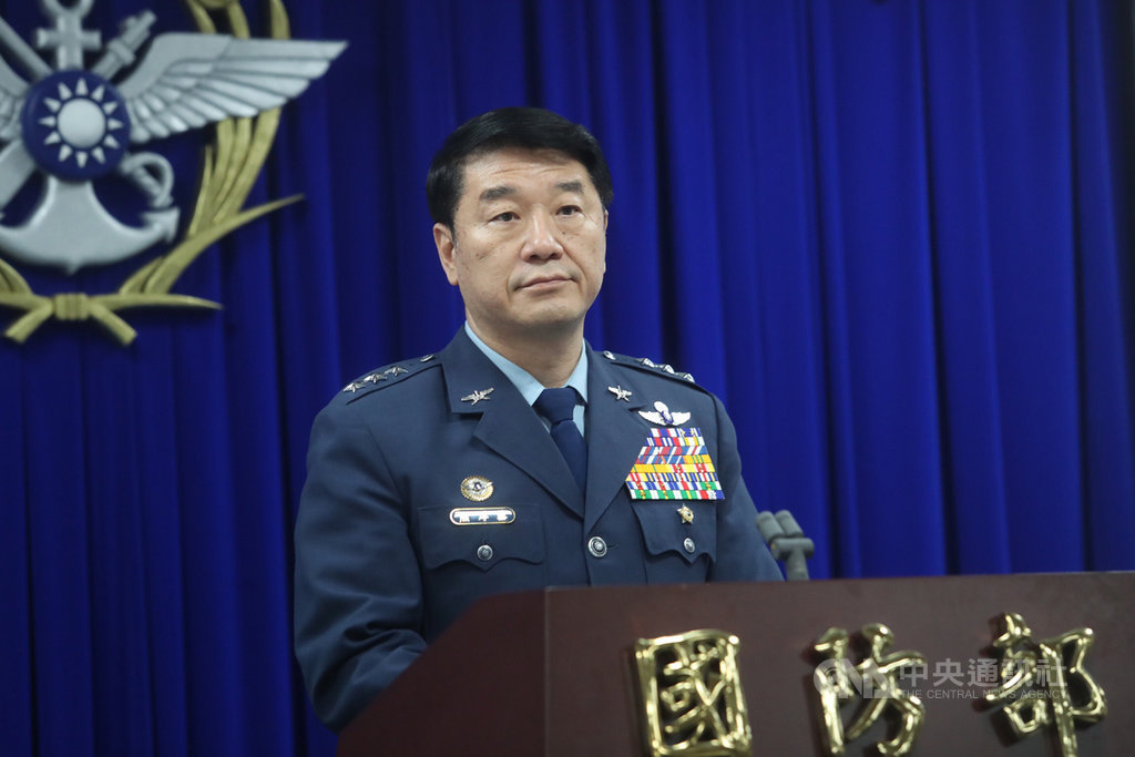 UH-60M黑鷹直升機日前失事,造成參謀總長沈一鳴上將等人殉職。國防部15日上午召開「黑鷹調查初步報告出爐」記者會,由空軍司令熊厚基上將(圖)主持,會中針對詳細報告內容進行說明。中央社記者吳家昇攝 109年2月15日
