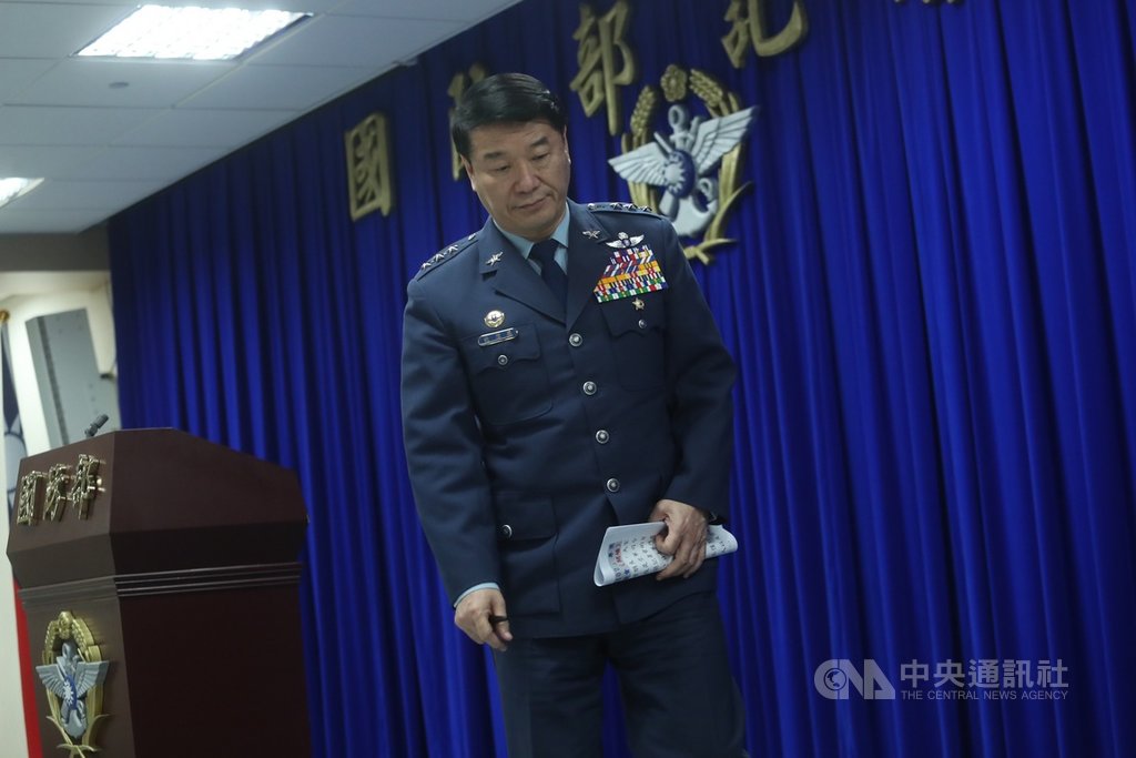 UH-60M黑鷹直升機日前失事,造成參謀總長沈一鳴上將等人殉職。國防部15日上午公布黑鷹調查初步報告與0102專案人員懲處,空軍司令熊厚基上將(圖)自請處分記過一次。中央社記者吳家昇攝 109年2月15日