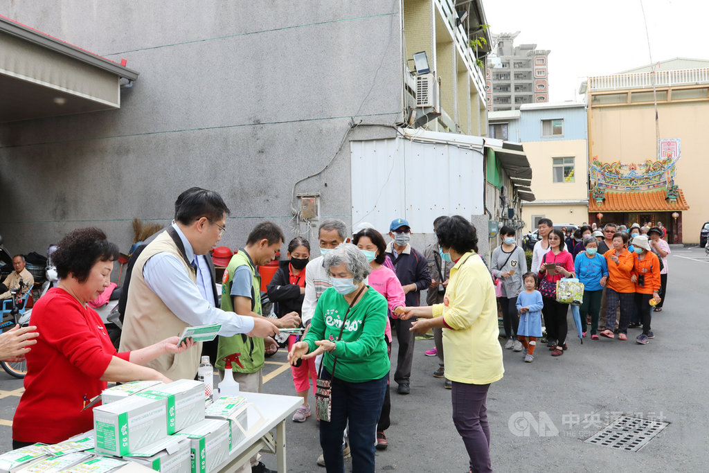台南市東區南天府15日發放1000片口罩,每人限領2片,民眾大排長龍,台南市長黃偉哲(左2)也到場協助。中央社記者張榮祥台南攝 109年2月15日