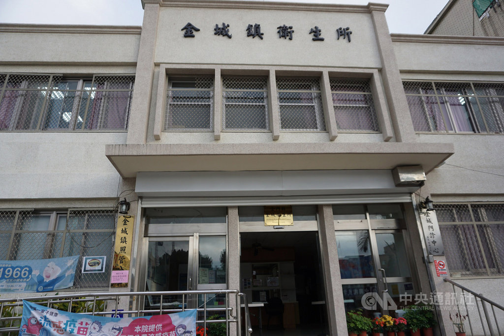 武漢肺炎疫情仍持續延燒,金門縣政府15日表示,為提升縣民取得口罩便利性,16日起金城鎮、金沙鎮、金湖鎮3家衛生所也加入販售行列。中央社記者黃慧敏攝 109年2月15日