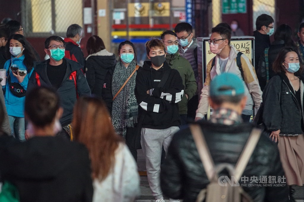 因應武漢肺炎疫情衝擊,經濟部15日表示,下週會持續開會討論確認紓困預算分配,不只內需產業,包含製造業都會是紓困對象。圖為北市民眾戴口罩出門。(中央社檔案照片)