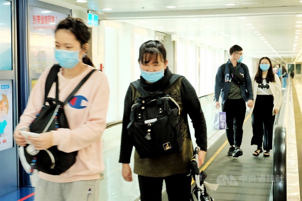 對於菲律賓政府14日取消對台旅行禁令,行政院發言人Kolas 15日表示,南向政策拉近台菲關係,在遭受政治打壓的關鍵時刻發揮作用。圖為遭菲律賓拒入境台灣民眾返台。中央社記者吳睿騏桃園攝 109年2月11日