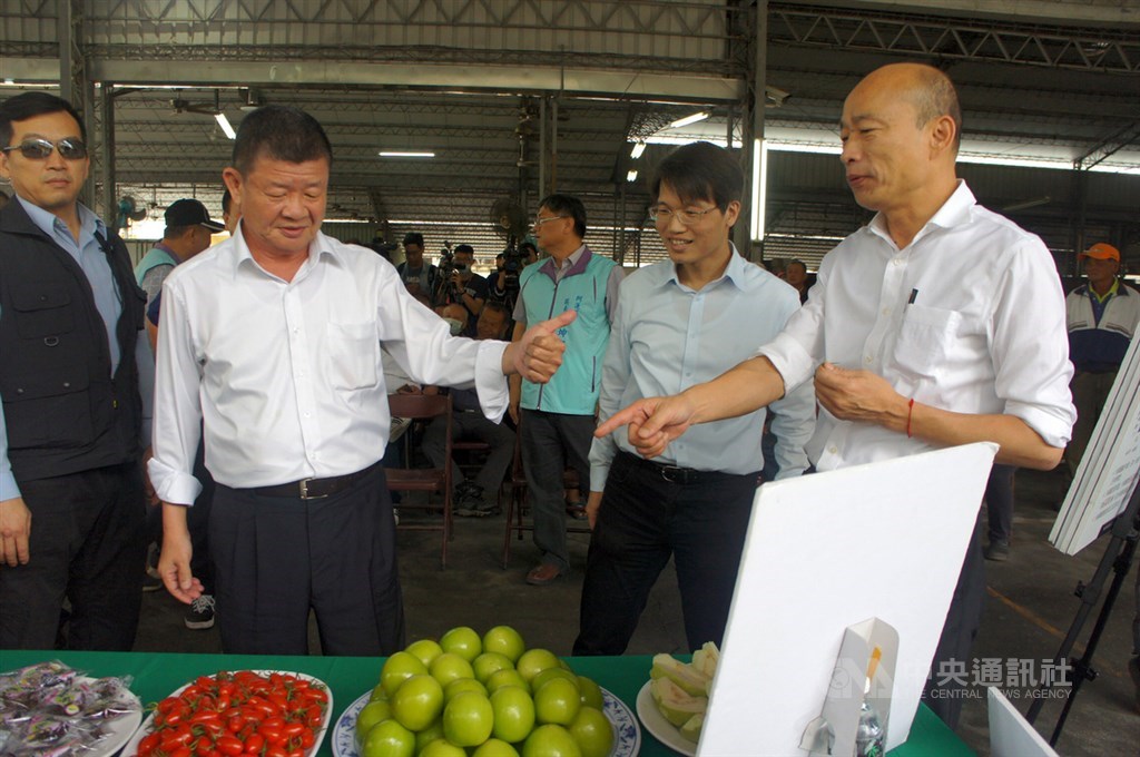 高雄市長韓國瑜(前右)15日訪視阿蓮區農會,關心外銷星馬果品的集貨包裝情形,對於罷韓第二階段連署突破30萬份未做出回應。中央社記者程啟峰高雄攝 109年2月15日