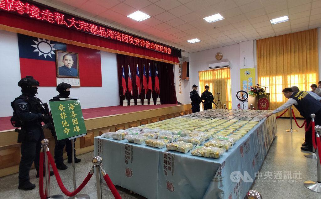 檢警跨縣市合作,成功破獲台灣三大毒梟之一的林姓大毒梟,15日在台東舉辦破案記者會,陳列查緝期間所起出的大量海洛因磚及安非他命等毒品。中央社記者盧太城台東攝 109年2月15日