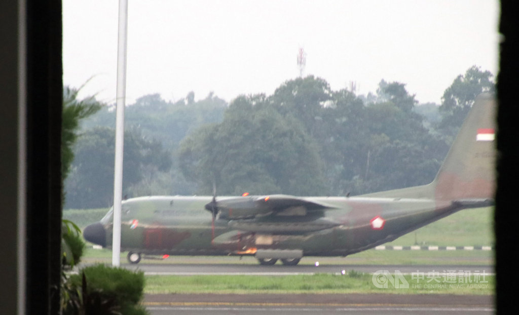 印尼軍方今天出動運輸機及另外兩架專機,將隔離在廖內群島納土納縣軍事基地兩週的民眾送到雅加達的機場。中央社記者石秀娟雅加達攝 109年2月15日