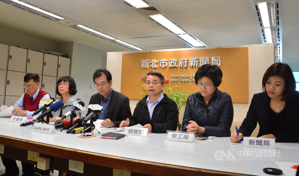 新北市政府各局處代表15日下午出席記者會,說明市府針對武漢肺炎疫情衝擊所提紓困計畫,勞工局副局長吳仁煜(右3)會中表示,對受影響企業擬依現有機制提供貸款資金協助;也會依個案協助向銀行協商放寬貸款期限,解決企業金流壓力。中央社記者黃旭昇新北市攝 109年2月15日
