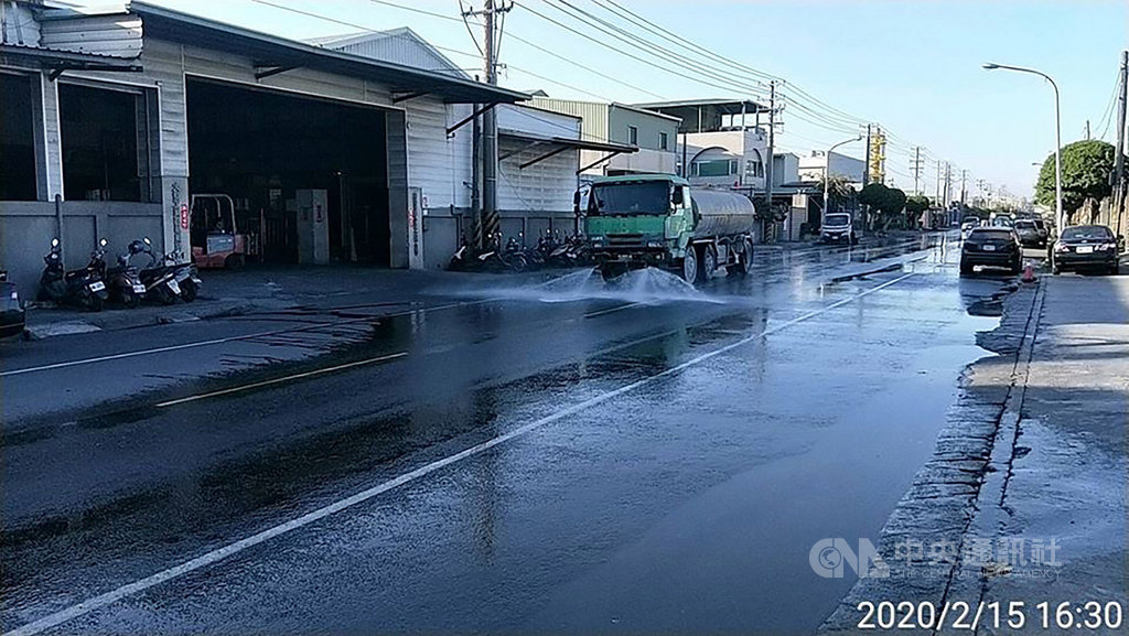 高雄市15日下午吹起南風,環保局科長黃家俊表示,下午持續做空氣品質監測並通報各單位、啟動應變措施,提醒外出民眾戴口罩,也要求加強灑水車洗街緩和揚塵等。(高雄市環保局提供)中央社記者程啟峰傳真 109年2月15日