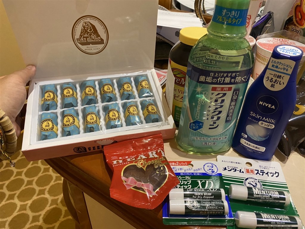 駐橫濱辦事處準備乳液、護唇膏及漱口水等用品,14日寄達鑽石公主號,給在船上隔離的台灣人一人一包。(讀者提供)中央社橫濱傳真 109年2月15日
