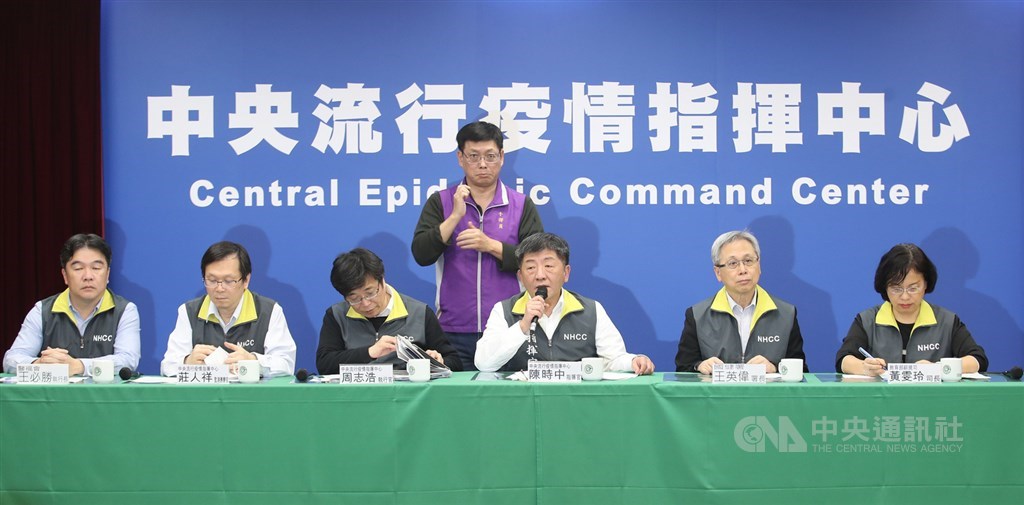 武漢肺炎疫情延燒多國,中央流行疫情指揮中心指揮官陳時中(右3)15日說,民眾能少搭飛機就少搭。中央社記者張新偉攝 109年2月15日