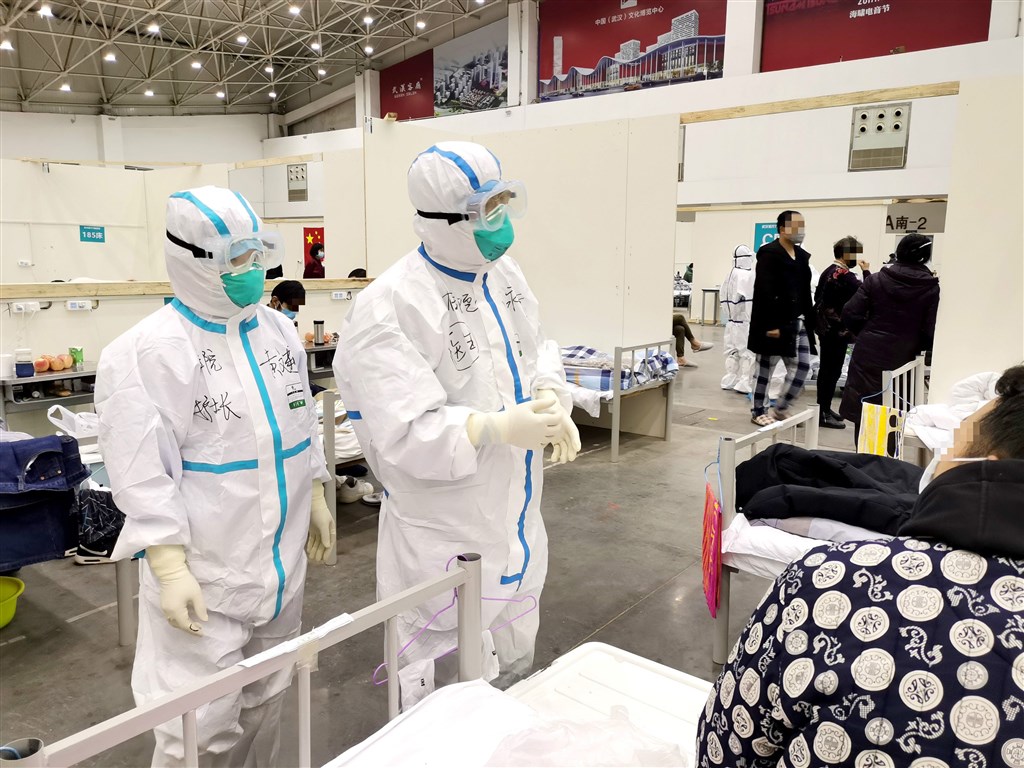 中國湖北省衛生健康委員會官網15日通報,14日新增武漢肺炎確診病例2420例,比13日新增病例數減少50%;死亡病例增加139人,累計死亡1457人。圖為武漢方艙醫院14日院內情況。(中新社提供)