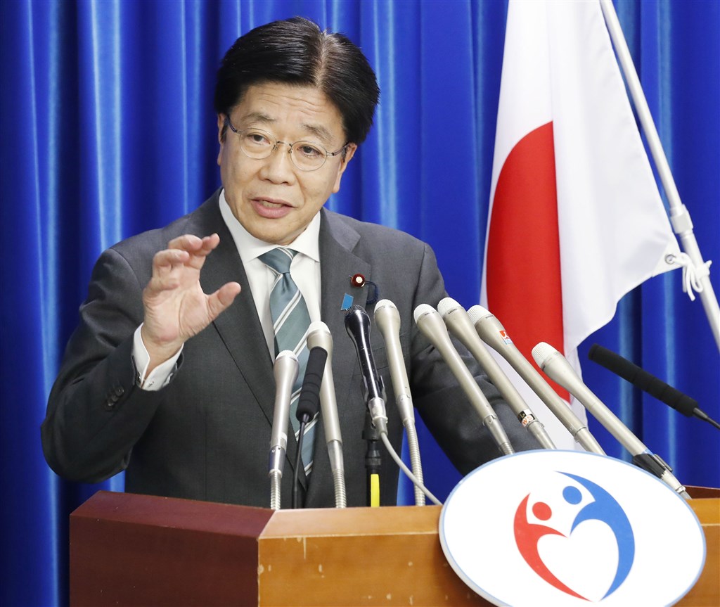 日本名古屋市政府15宣布市內一名60多歲女性確診感染武漢肺炎。據悉她是14日確診感染的60多歲男性患者的妻子。圖為日本厚生勞動大臣加藤勝信15日召開疫情記者會。(共同社提供)