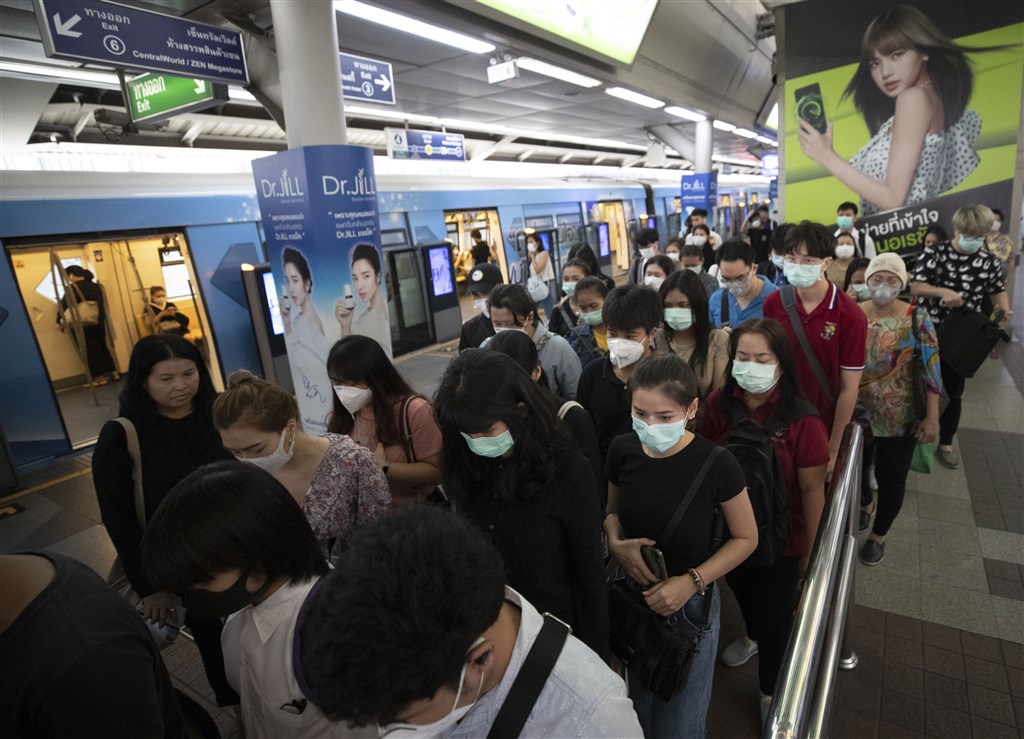 因新加坡及泰國的武漢肺炎個案持續增加,且已出現第3波感染。衛生福利部疾病管制署發布醫界通函,請醫師協助對於14天內有新加坡或泰國旅遊史且有發燒或呼吸道症狀者進行採檢。圖為曼谷捷運乘客戴口罩預防感染武漢肺炎。(美聯社)