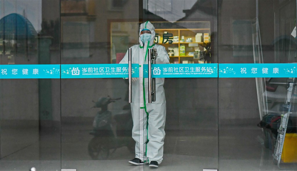 中國國家衛生健康委員會通報,14日武漢肺炎新增死亡病例143人,累計死亡1523人。圖為穿著防護衣的浙江紹興市岑前社區衛生服務站醫護人員。(中新社提供)