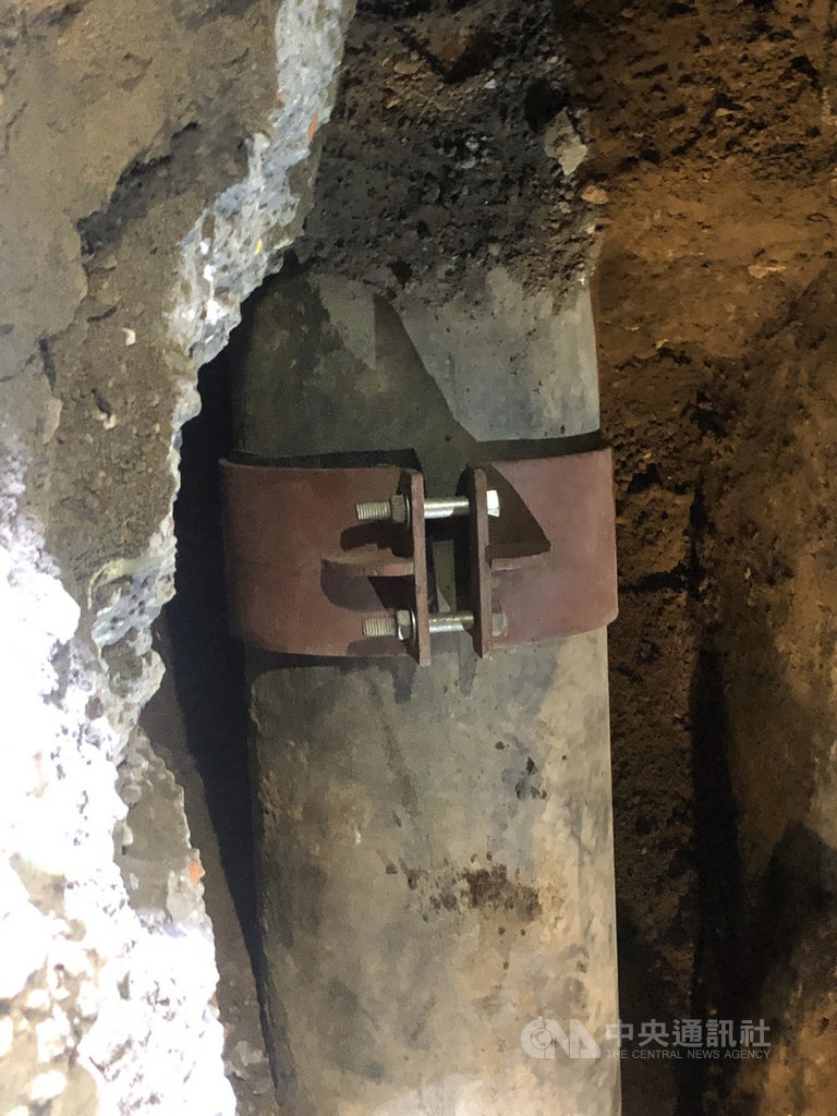 中油已找出北市內湖區新明路洩油點,並以夾管止漏(圖)。中油將向北市府提報施工計畫,中油15日表示,將在27日前完成換管工程,管線拚3月初恢復輸油。(中油提供)中央社記者蔡芃敏傳真 109年2月15日