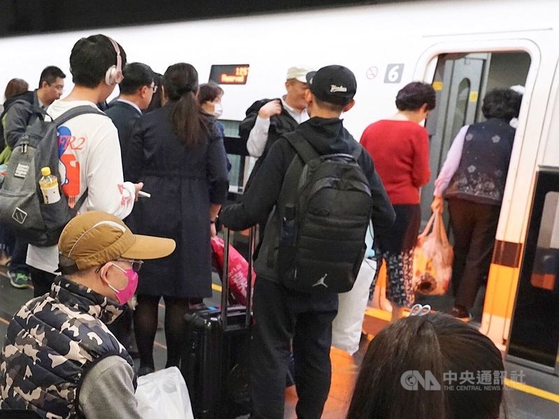高雄市衛生局14日晚間對一名自上海搭機從松山機場入境,轉搭高鐵到左營的陸配,以違反傳染病防治法開舉發通知書。(示意圖/中央社檔案照片)