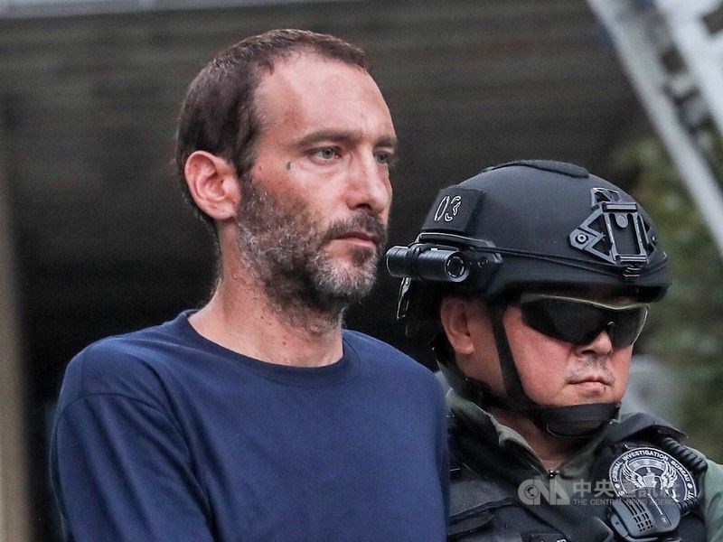 新北地方法院15日宣判新北永和河濱公園殺人分屍案,美籍主嫌孫武生(左)判處無期徒刑。(中央社檔案照片)