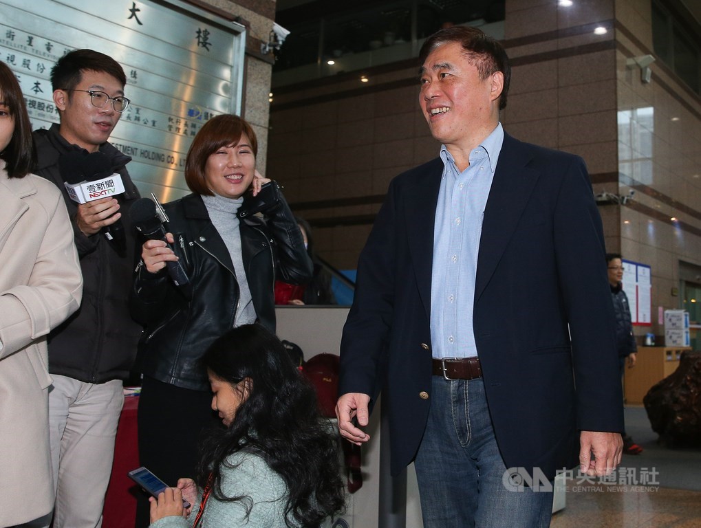 國民黨主席候選人郝龍斌(右)16日出席革命實踐研究院「傾聽之旅」活動。中央社記者謝佳璋攝 109年2月16日