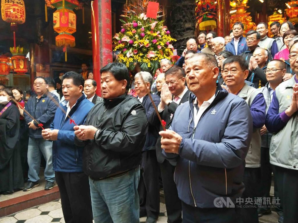 武漢肺炎疫情延燒,大甲鎮瀾宮16日上午舉辦大甲媽祖遶境進香禳災祛厄祈福法會,祈求大甲媽祖、天公伯等眾神明庇佑,撲滅疫情。中央社記者趙麗妍攝 109年2月16日
