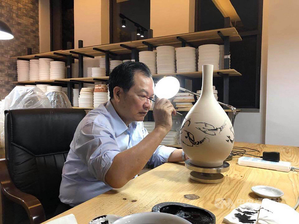 前警政署副署長蔡俊章(圖)從事警職逾40年,素有「警界儒將」之稱,他退休後潛心作畫,蝦畫馳名海內外,個人水墨展即日起在國父紀念館展出。(蔡俊章提供)中央社記者黃麗芸傳真 109年2月16日