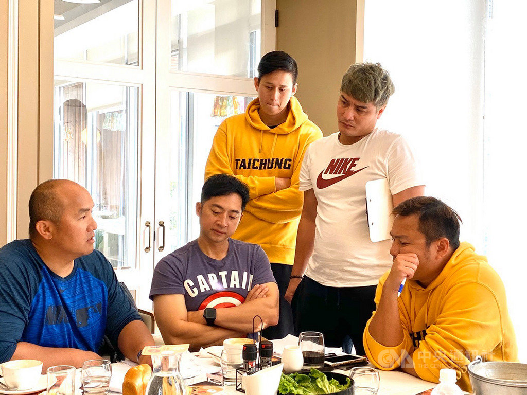 台中城市隊、台灣人壽成棒隊確定重組,總教練張家浩(前中)帶領的教練團16日選出球員名單,共選進23名球員,大部分都是原本台壽保隊班底。(台中城市隊提供)中央社記者楊啟芳傳真 109年2月16日