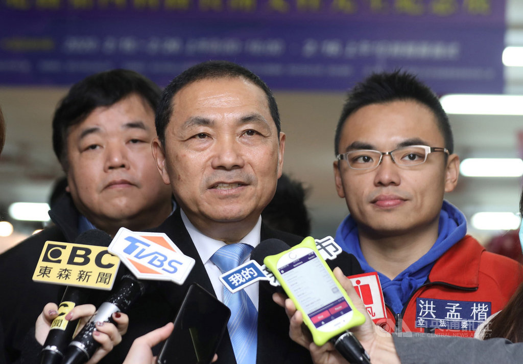 武漢肺炎疫情持續延燒,對於疫情造成產業衝擊的紓困方案,新北市長侯友宜(左2)16日表示,「有些地方可以做的,我不等中央就要先做了」。中央社記者王鴻國攝 109年2月16日