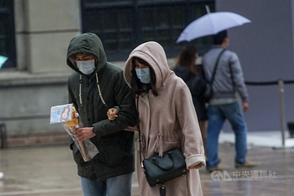 寒流報到,中央氣象局16日上午發布最新低溫特報,受影響範圍擴大,從原本10縣市增加至17縣市,可能出現攝氏10度左右或以下氣溫。下午台北市區開始降雨,出遊民眾戴起帽子遮雨。中央社記者裴禛攝 109年2月16日