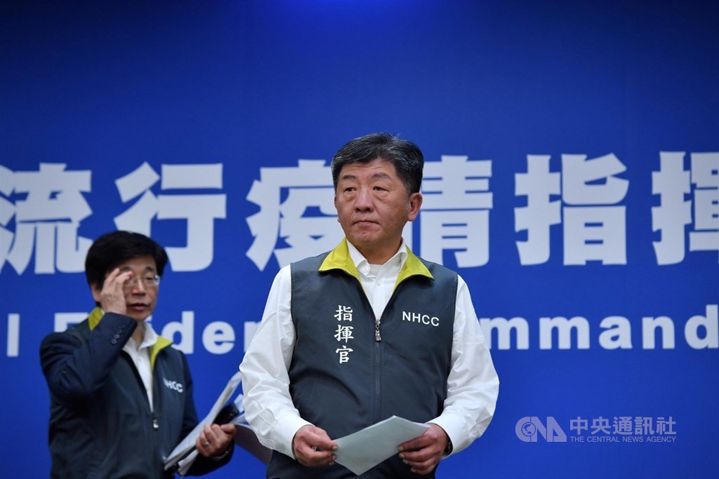 中央流行疫情中心指揮官陳時中(前)16日晚間澄清,第19例武漢肺炎死亡病例僅為社區內零星個案,已鎖定個案曾載過3名有症狀的中港澳台商。(中央社檔案照片)