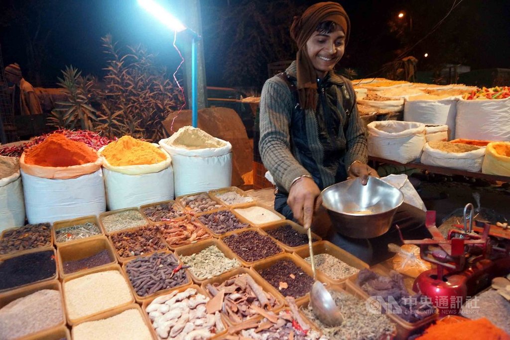 印度人經常去流動夜市買菜,由於香料是印度人每天煮菜必備,因此一定會有小販販賣五顏六色的各種香料。中央社記者康世人新德里攝 109年2月16日