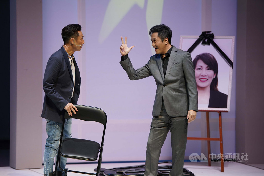 舞台劇「最後一封情書」預計3月開始加演,導演謝念祖表示,舞台劇演出如與觀眾定好的約會,演出會照常進行。圖為演員謝祖武(左)、湯志偉(右)。(全民大劇團提供)中央社記者陳秉弘傳真 109年2月16日