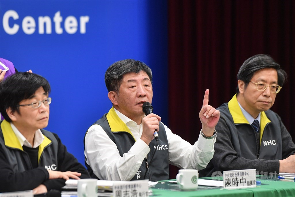 中央流行疫情指揮中心16日晚間舉行記者會,指揮官、衛福部長陳時中(中)表示,國內新增2例武漢肺炎確診個案,其中一例是中部60多歲男性,有B型肝炎及糖尿病病史,無出國旅遊史,也非確診病例已知密切接觸者。中央社記者林俊耀攝 109年2月16日