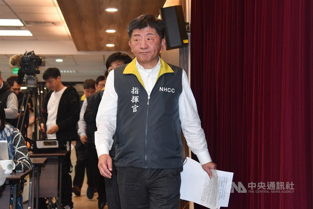中央流行疫情指揮中心16日宣布國內新增2例武漢肺炎確診個案,一例為中部60多歲男性,無旅遊、接觸史,1月27日開始咳嗽,15日死亡後採檢確診,另例為同住家人。指揮官、衛福部長陳時中(圖)出席記者會說明。中央社記者林俊耀攝 109年2月16日